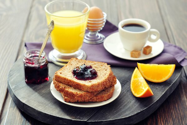 Colazione europea con caffè, pane tostato e succo di frutta