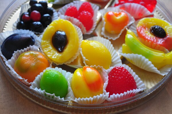 Caramelos de fruta de mermelada en un plato