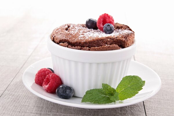 Postre de frambuesa en un plato blanco