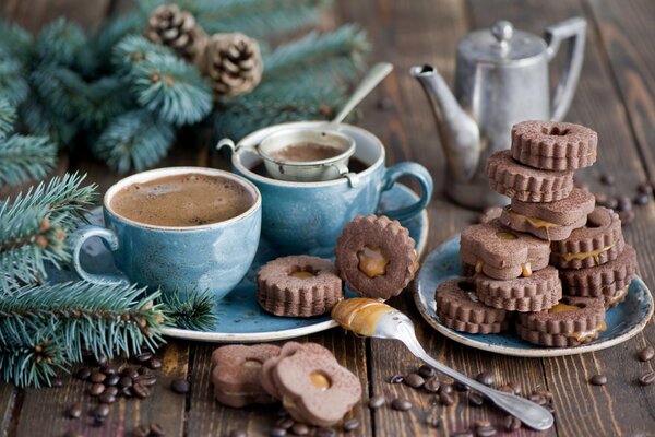 Winter. Ein Dessert und eine Tasse Kaffee auf einem dekorierten Tisch