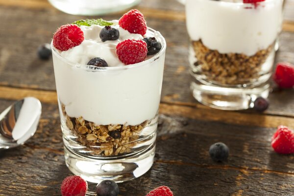 Dessert aus Offset mit Sahne und Beeren