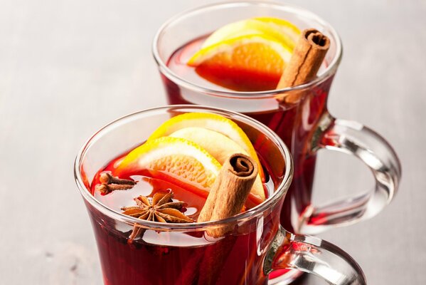 Heißer leckerer Glühwein mit Zitrone