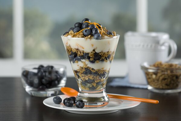 Mehrschichtiges Dessert mit Blaubeeren und Müsli