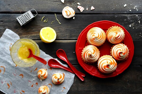 Meringue dessert sur la table composition