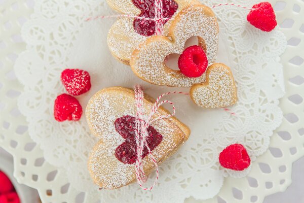 Cookies with raspberries and raspberry jam