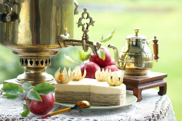 Un morceau de gâteau pour une tasse de thé de samovar