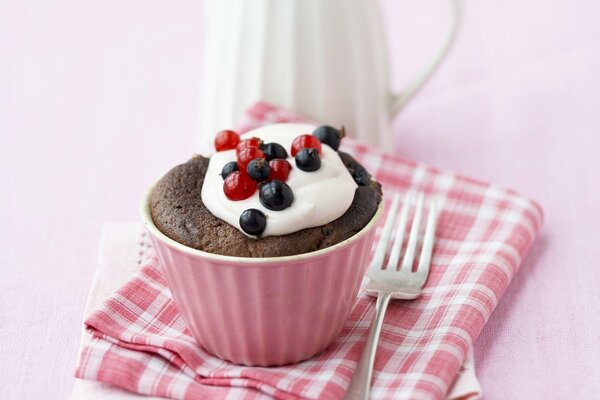 Cupcake in einem Becher mit Beeren