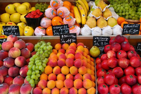 Fruits sur les étagères. Fruits frais brillants