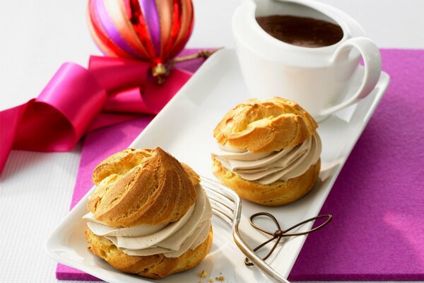 Pastel de crema, crema de chocolate y bola de año nuevo