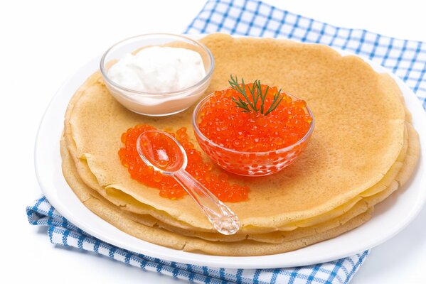 Pfannkuchen mit rotem Kaviar und saurer Sahne