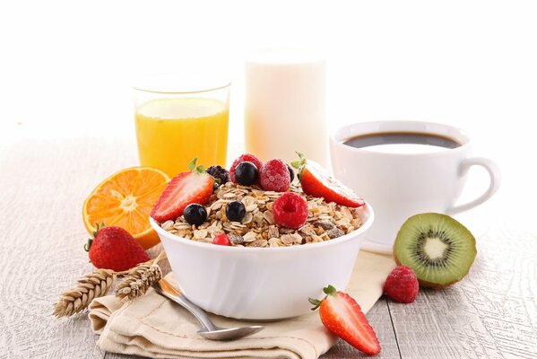 Colazione con muesli, succo e caffè