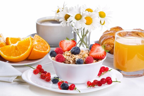 Colazione con frutta e succo di frutta su uno sfondo di fiori