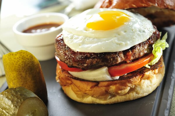 Hamburger a strati con uova e pomodori