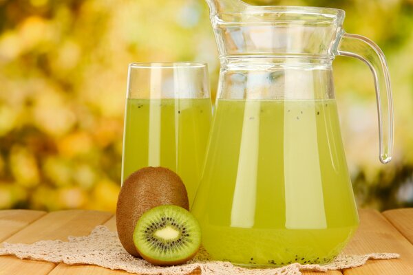 Jugo de kiwi en una jarra y un vaso