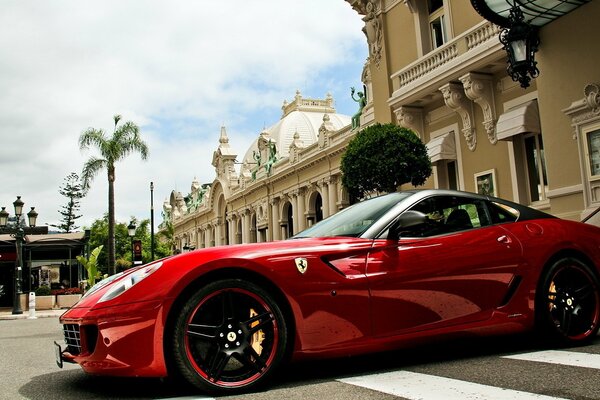 Rote Ferarri auf Stadt Hintergrund