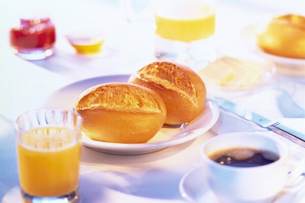 Petits pains sucrés avec café pour le petit déjeuner et jus