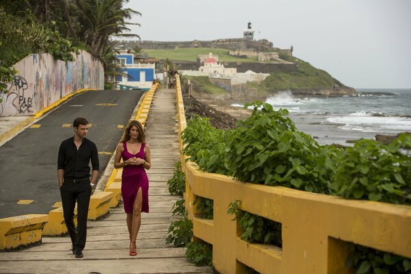 Justin Timberlake e Gemma Arterton camminano nel recinto di Dol in riva al mare