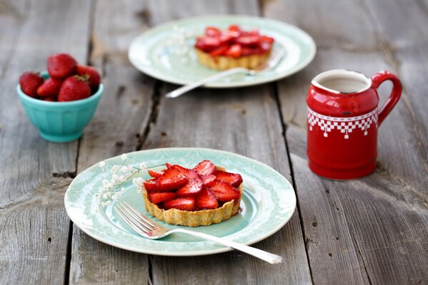 Dessert aus Knollen in Törtchen auf einer blauen Untertasse