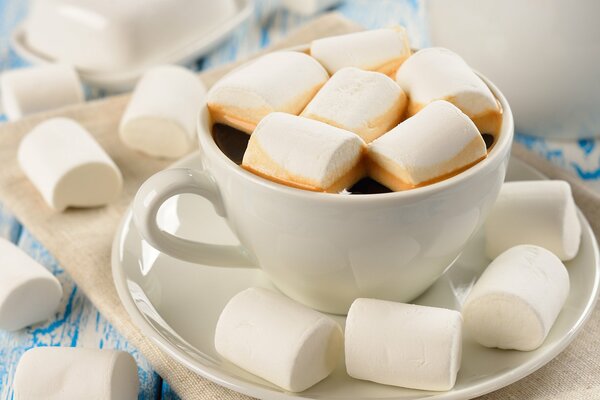 Café con malvavisco en taza blanca y platillo