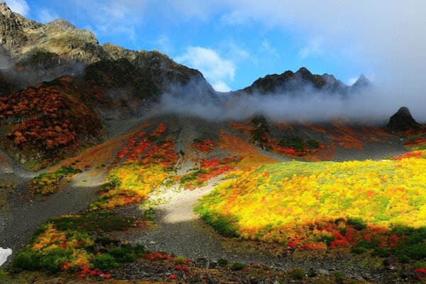 Herbstliche Natur in den Bergen mit Wolken