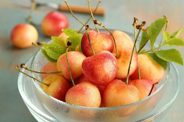 Postre saludable. Cerezas maduras