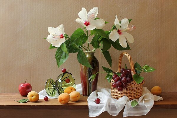 Bodegón de verano con frutas, jarrones, cestas y flores