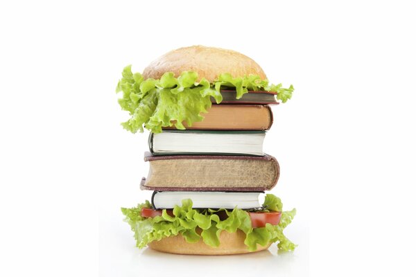 Gamberger de livres avec salade et pain sur le dessus