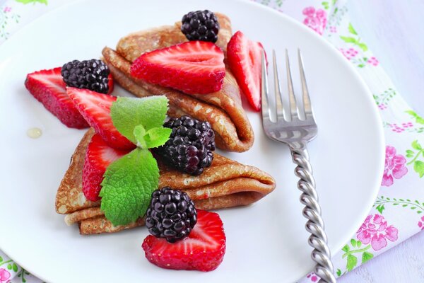 Deliziosa mattina di pancake ai frutti di bosco