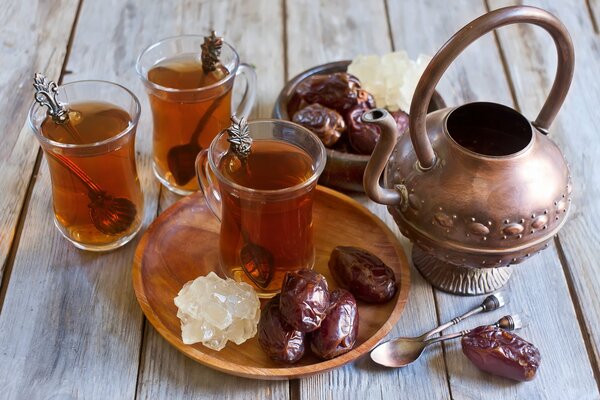 Spuntino mattutino arabo con datteri