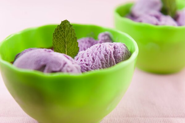 Helado con hojas de menta en tazas verdes