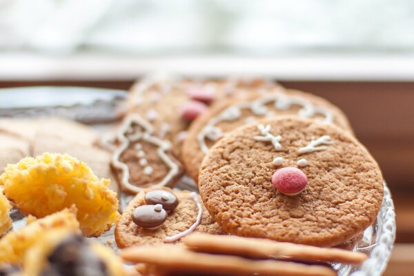 Galletas dulces en la mesa de año Nuevo