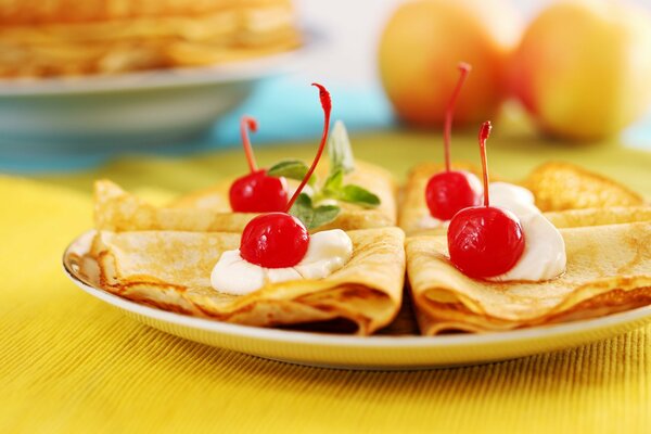 Délicieuses crêpes à la crème et aux cerises