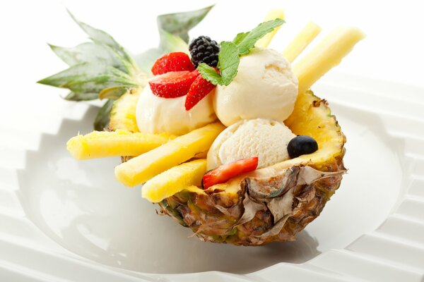 Palline di gelato con bacche in ananas