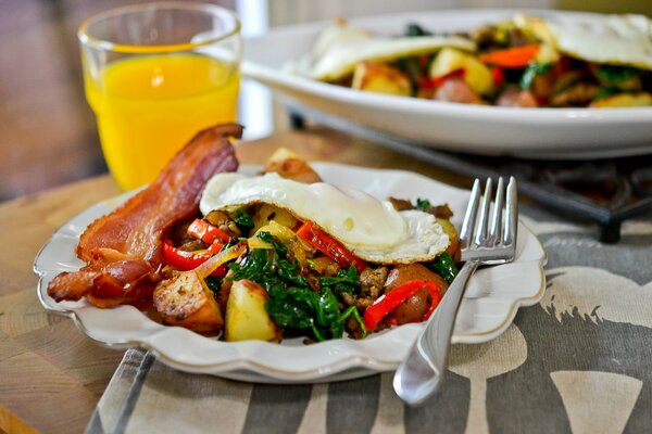 Colazione nutriente con pancetta e uova strapazzate