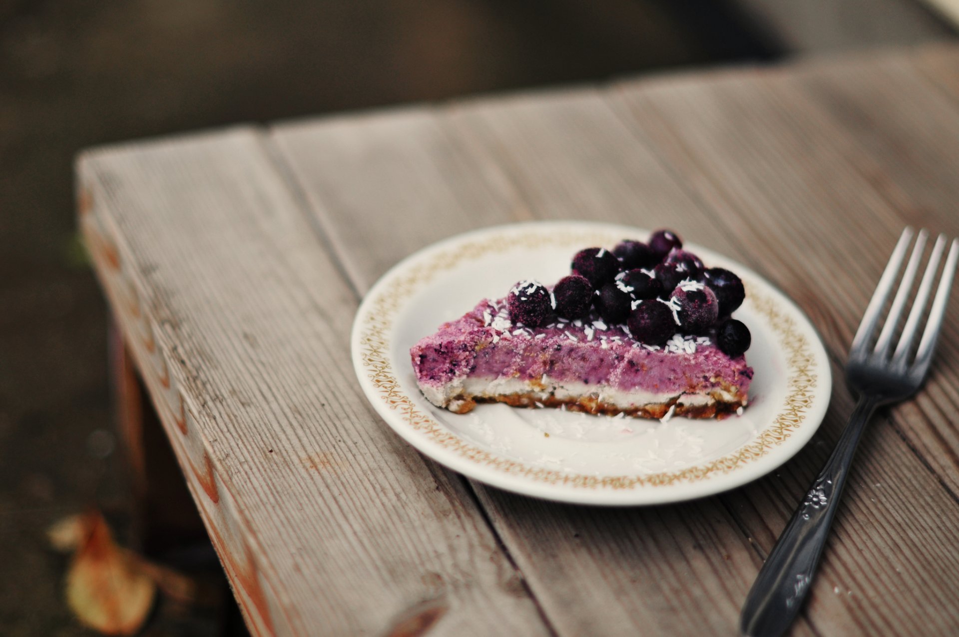 cibo dolce torta torta fetta di torta ribes piatto tavola forchetta sfondo carta da parati widescreen schermo intero widescreen widescreen