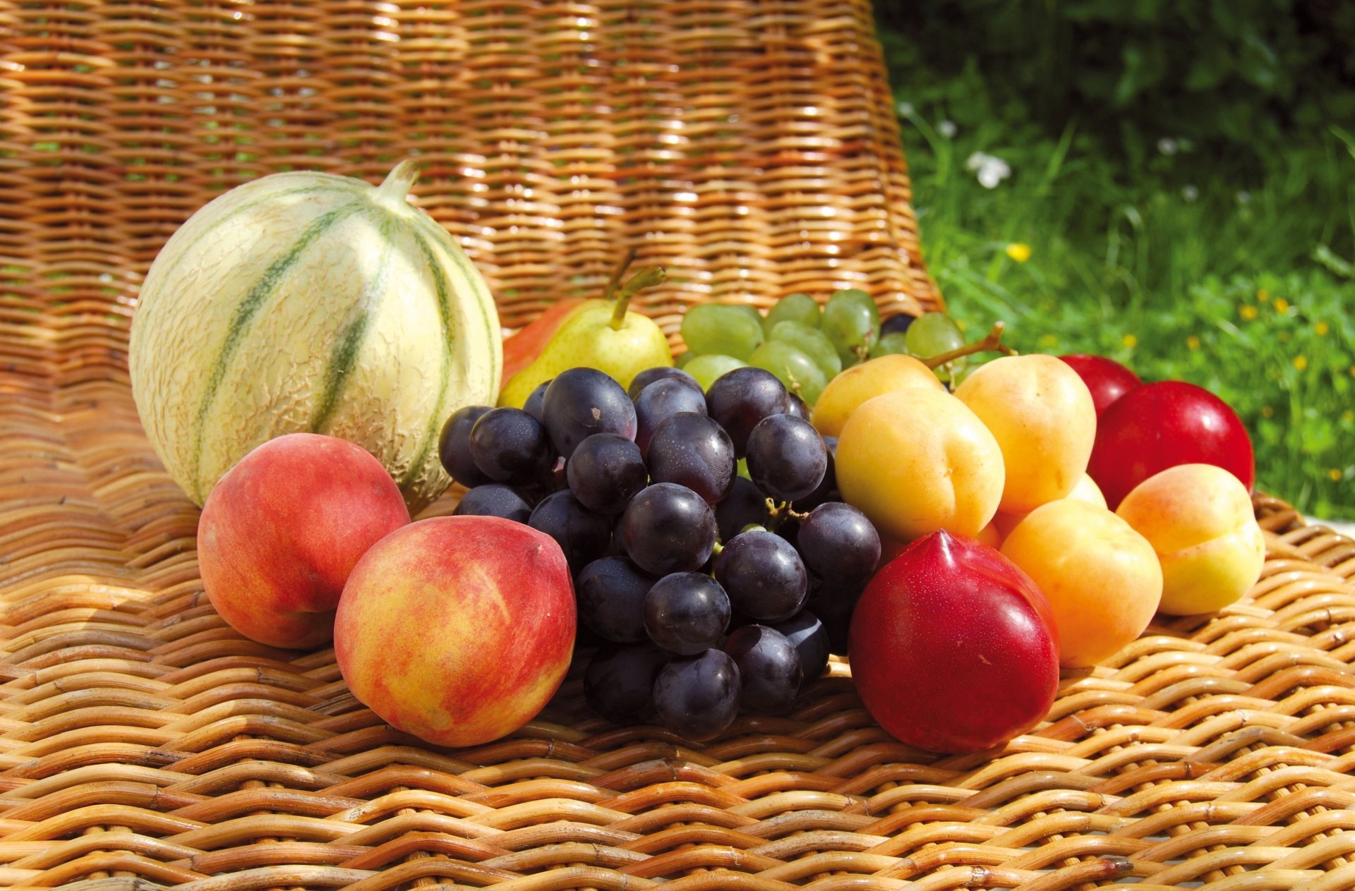 obst beeren essen melone aprikosen pfirsiche nektarinen trauben birne kirschpflaume sonnig sommer