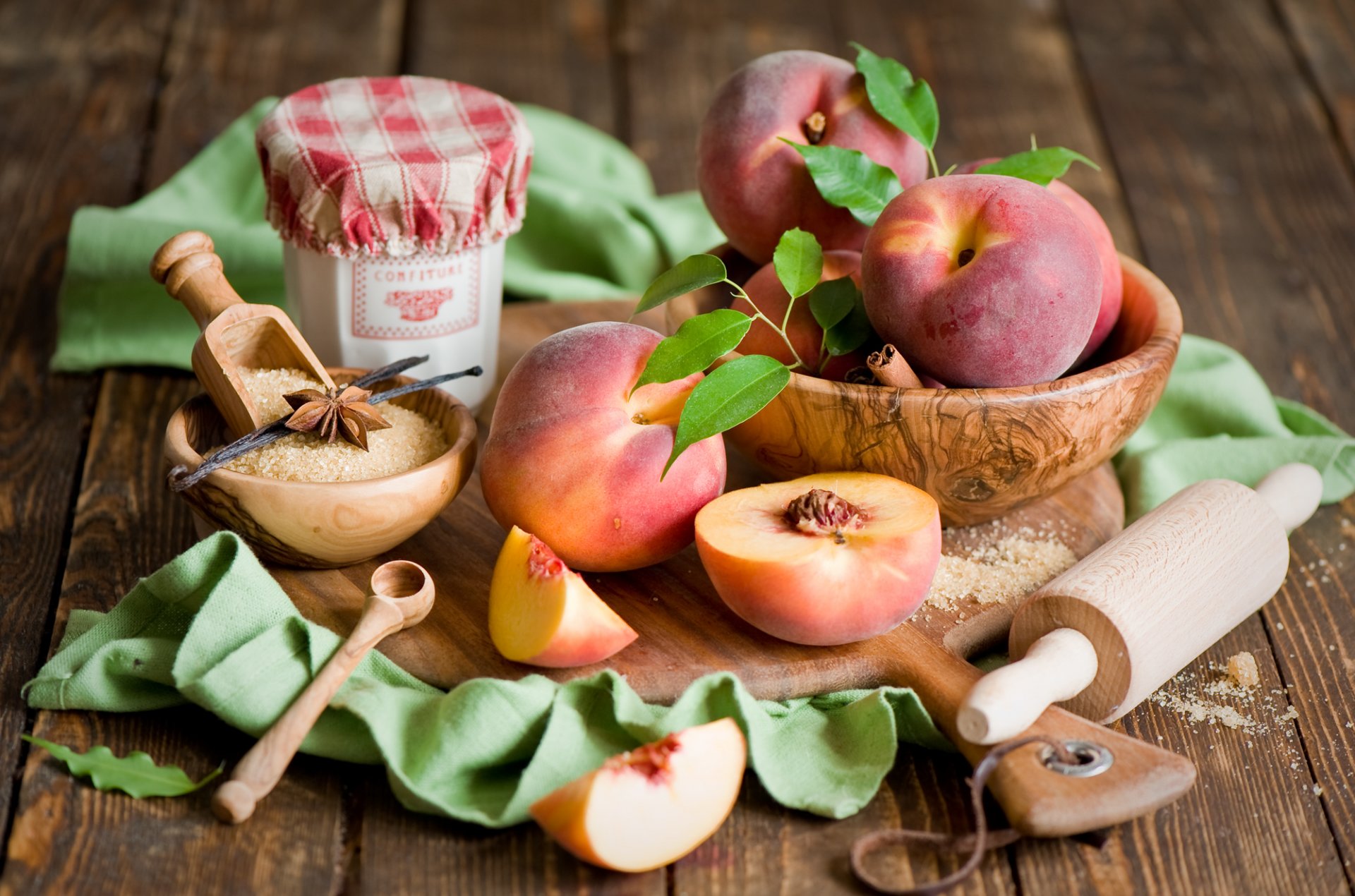 pêches nectarine fruits tranches épices vanille anis badiane cannelle sucre planche rouleau à pâtisserie bols vaisselle nature morte anna verdina