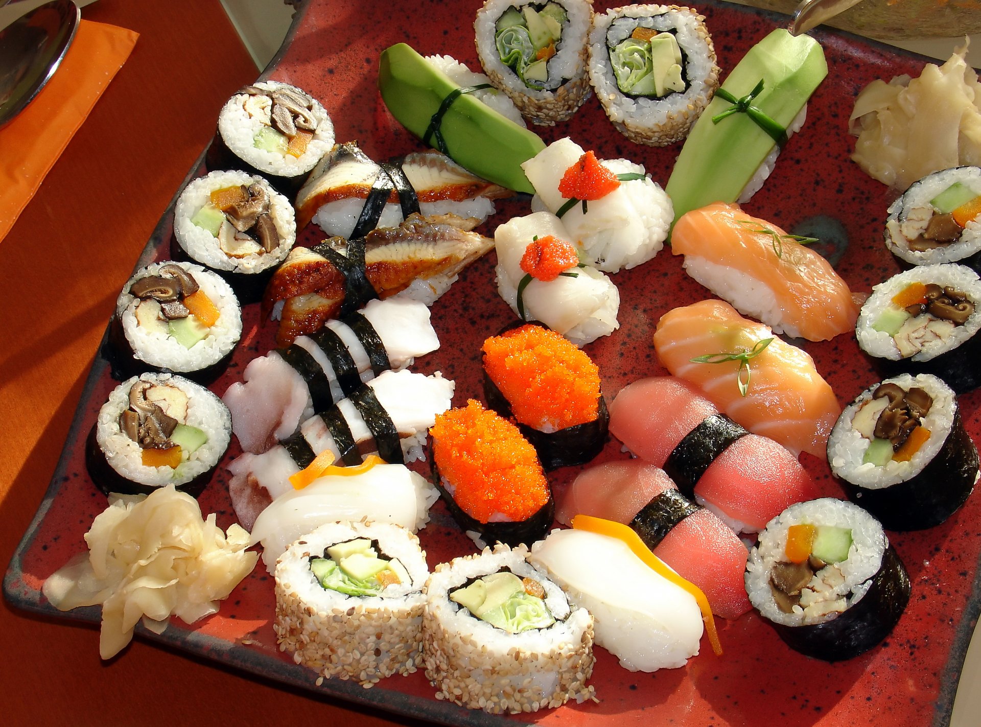 sushi japonia japonia jedzenie sushi bułki sashimi kuchnia japońska owoce morza czerwona ryba łosoś plastry rozsypywanie pieprz ryż kawior grzyby wasabi imbir warzywa porcja