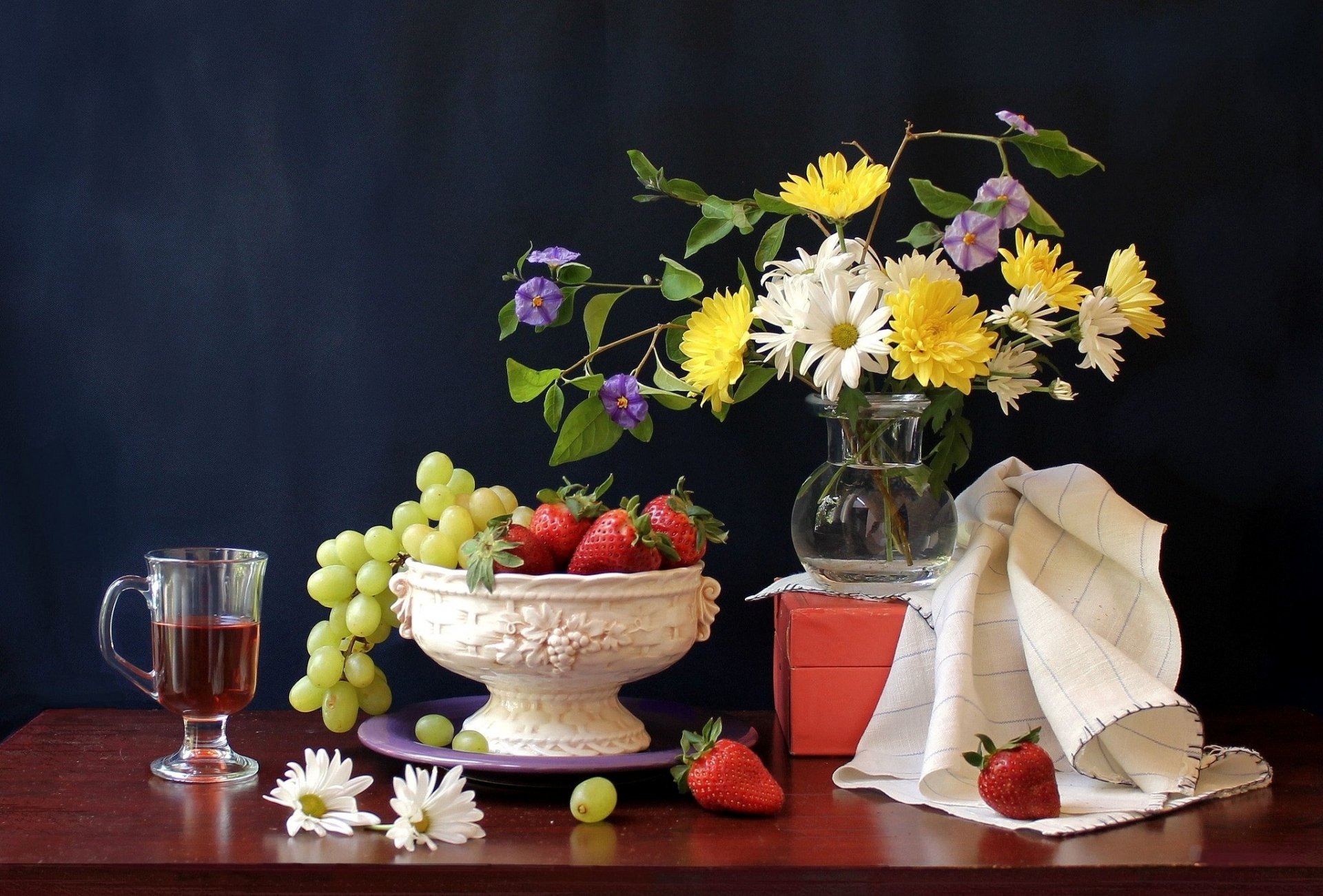 trawberry grapes chamomile flower vase glass drink still life box table fruits berrie