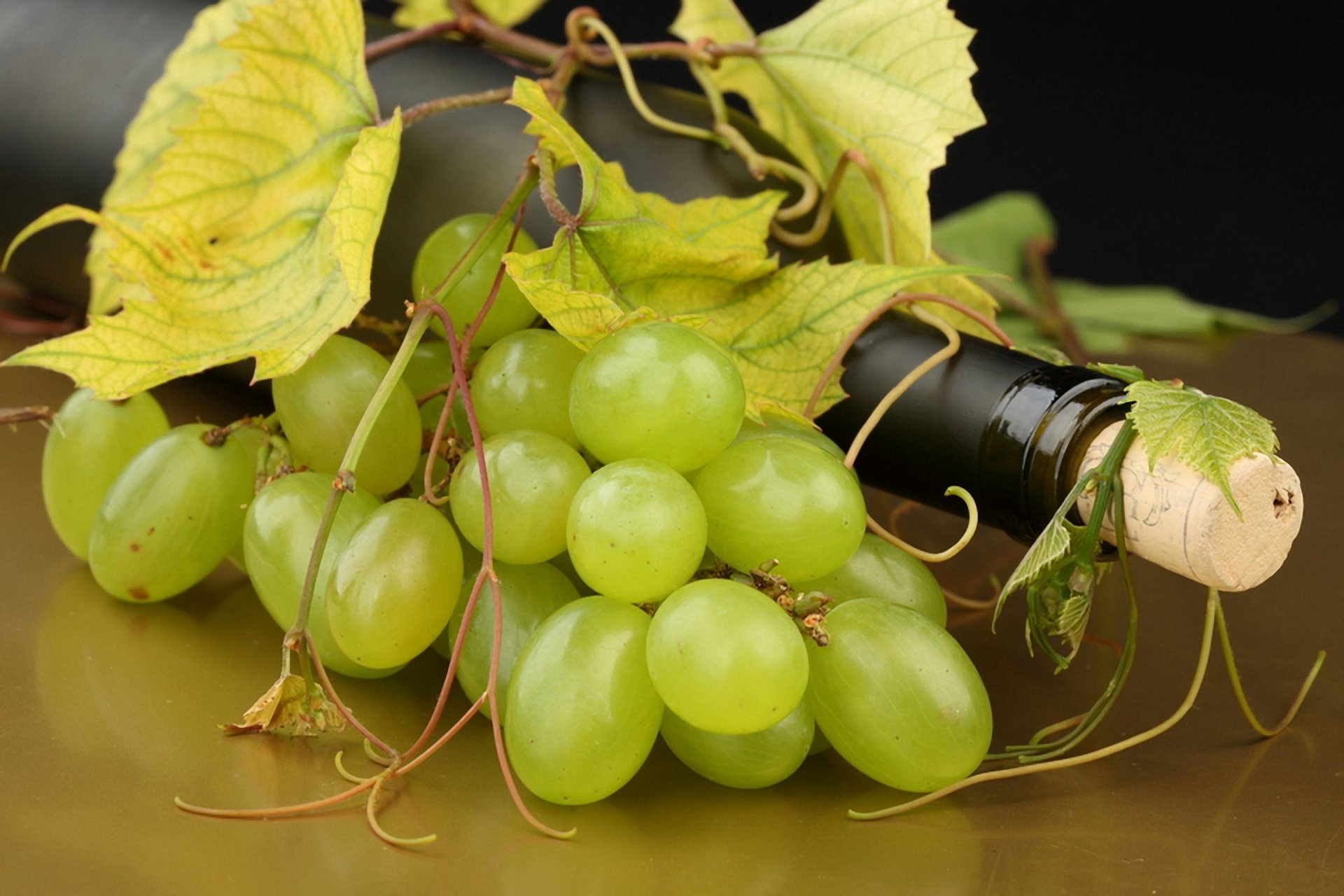 trauben weiß blätter ranken flasche korken kruste wein