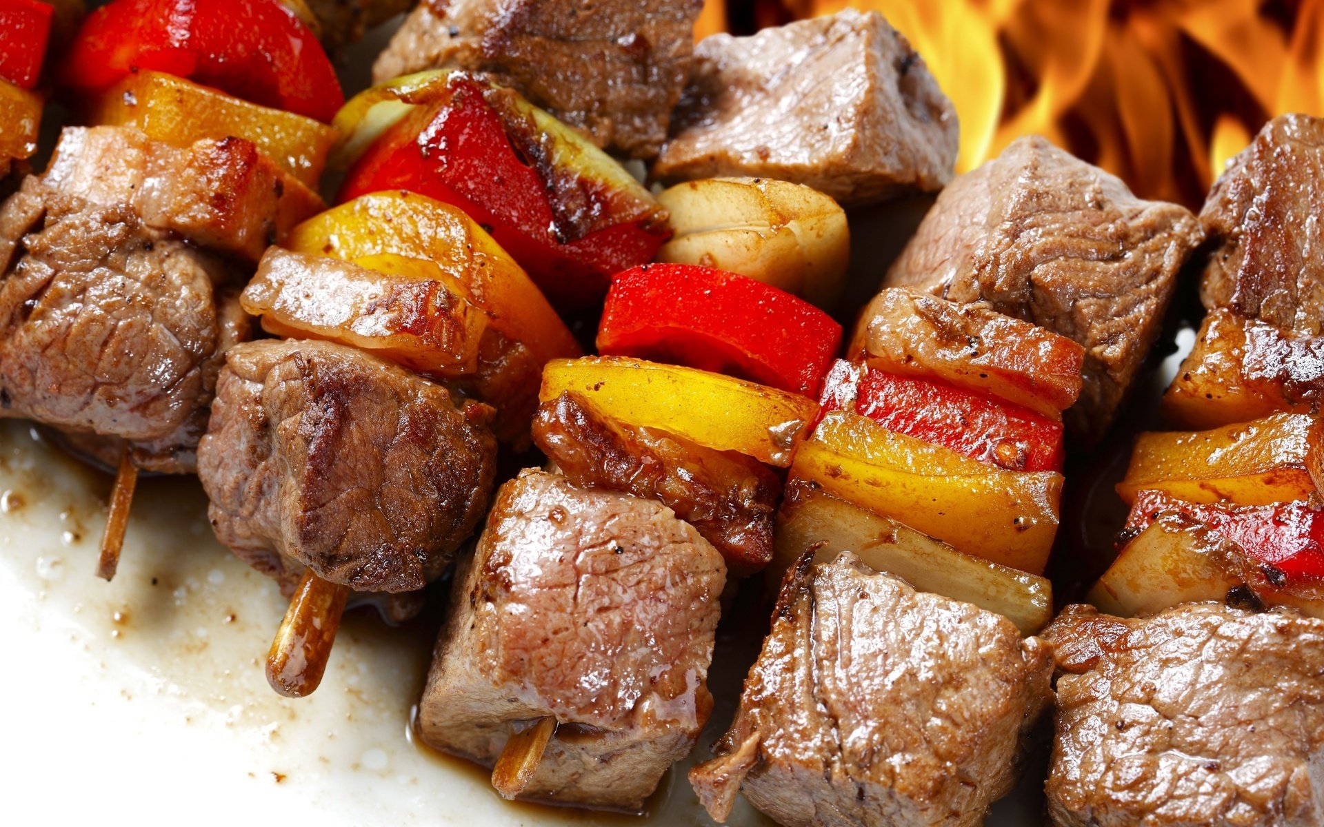 shashlik.carne verduras comida