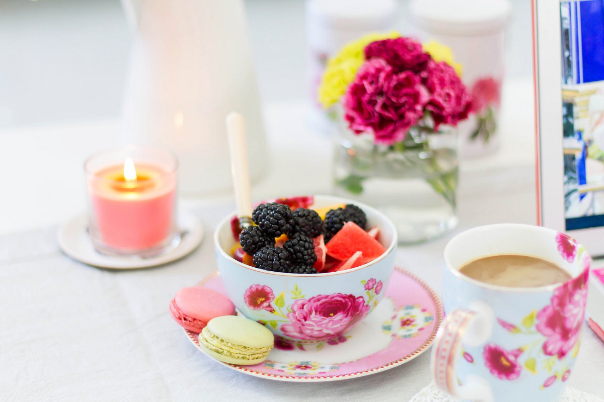 moras bayas frutas pomelo cuenco galletas macaroon café florero flores vela