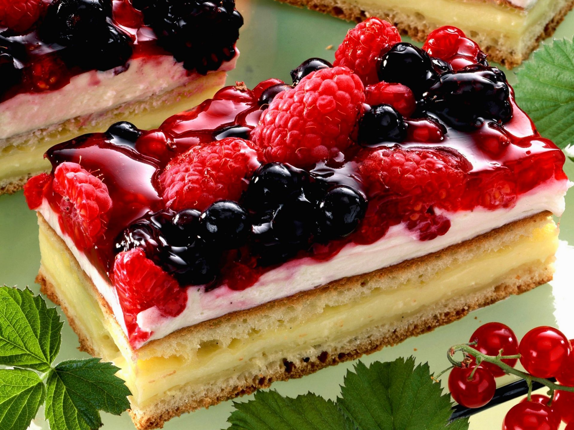 dessert kuchen kuchen süß lebensmittel rote johannisbeere brombeere himbeere creme lebensmittel himbeeren käsekuchen blackberry