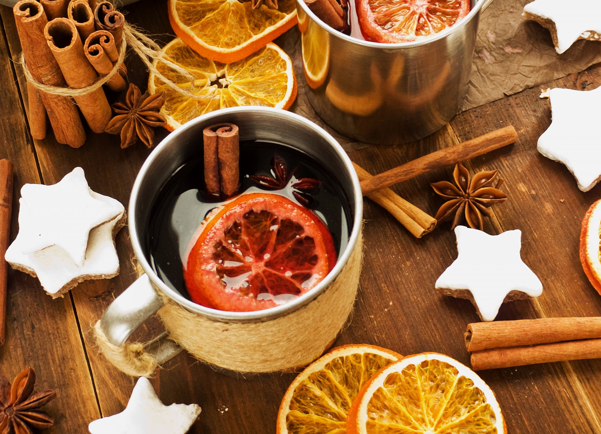 glühwein trinken winter wein orangen gewürze stäbchen zimt sternanis anis tasse kekse feiertage neujahr weihnachten