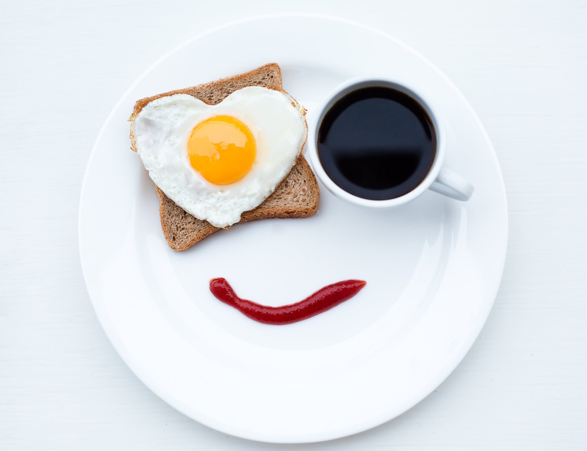 teller essen frühstück kreativ spiegelei brot ketchup tasse kaffee lächeln