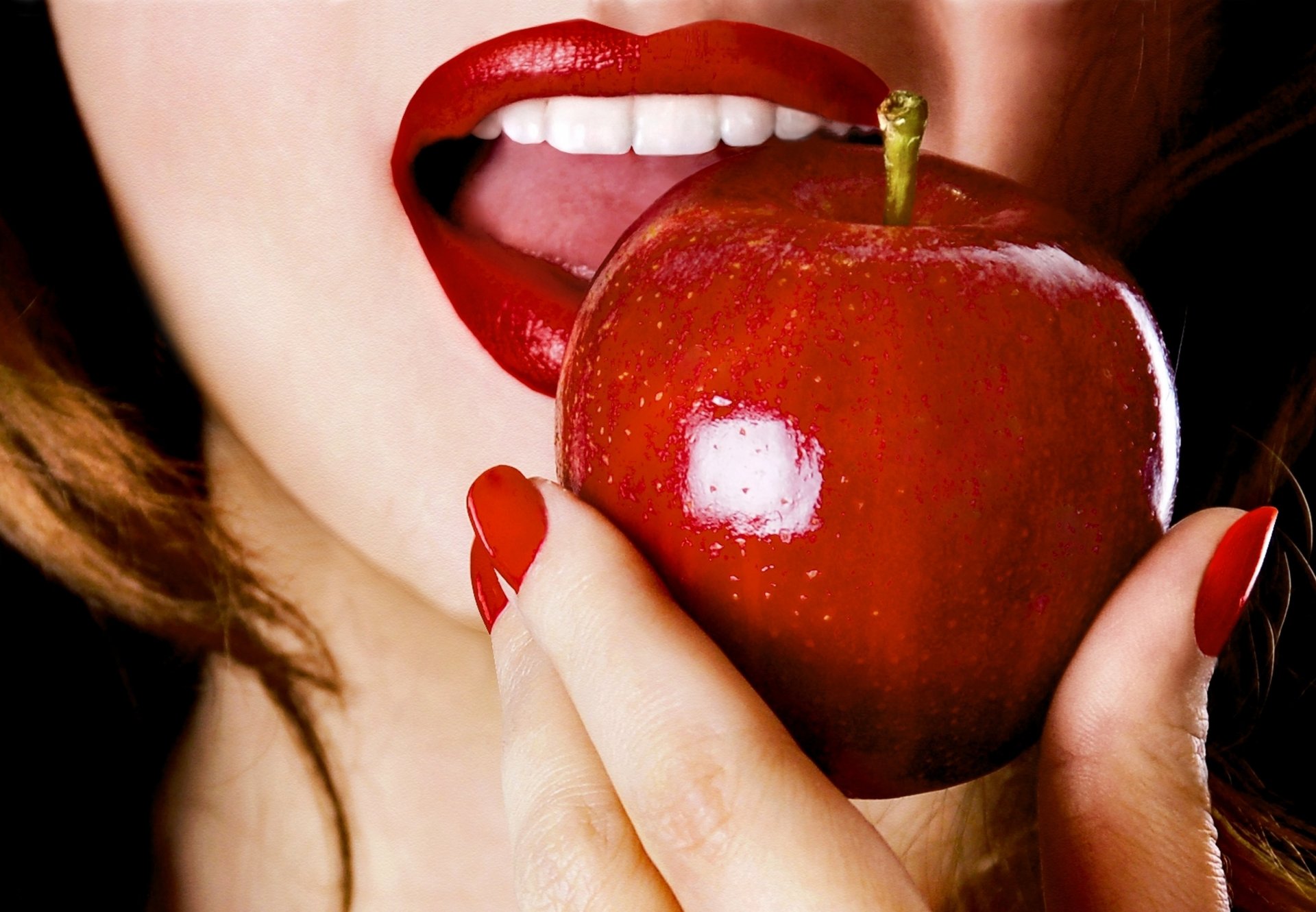 essen roter apfel mädchen gesicht rote lippen hand finger maniküre