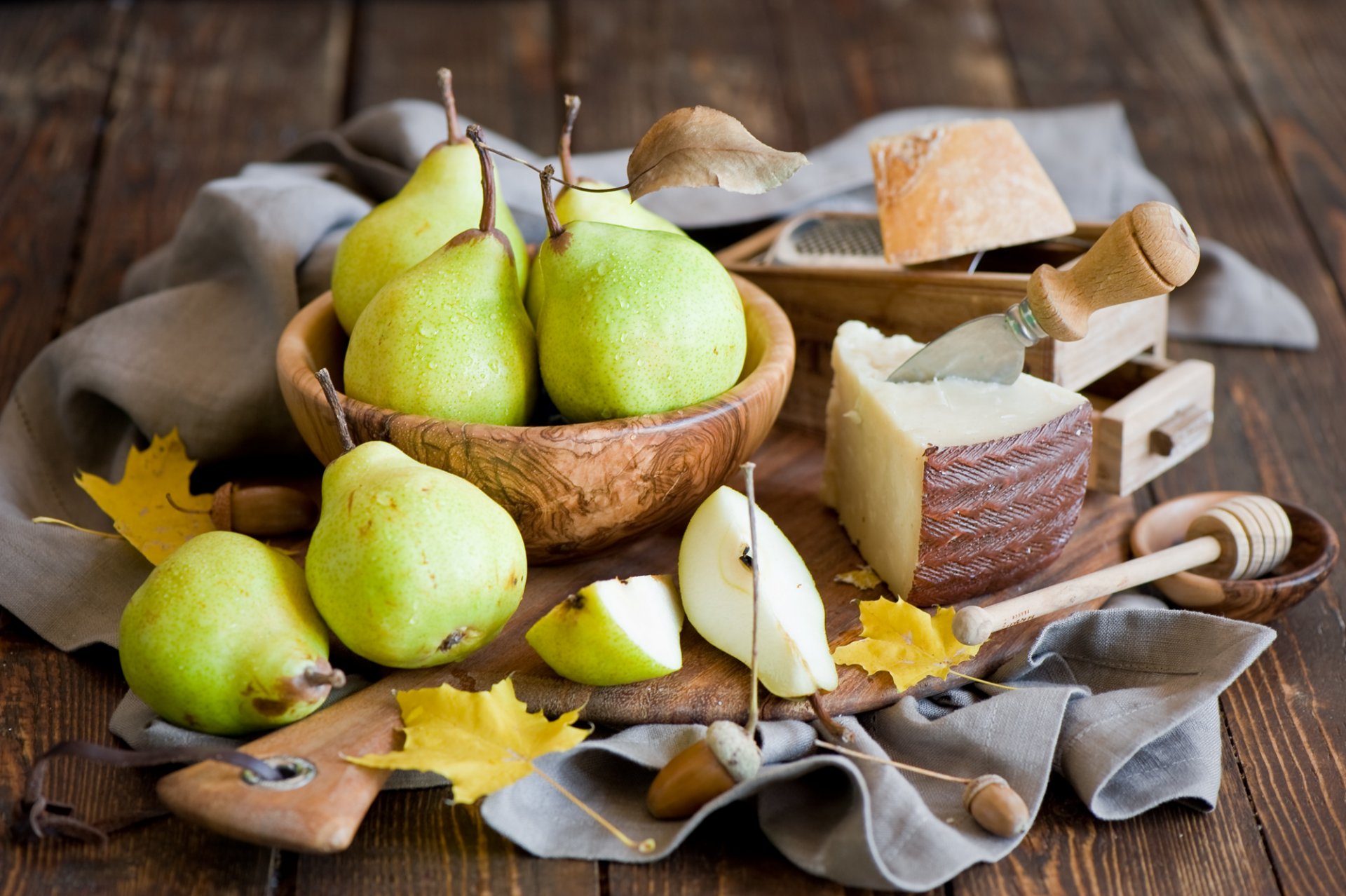 peras queso cuchillo vajilla hojas amarillo otoño cosecha fruta comida naturaleza muerta anna verdina