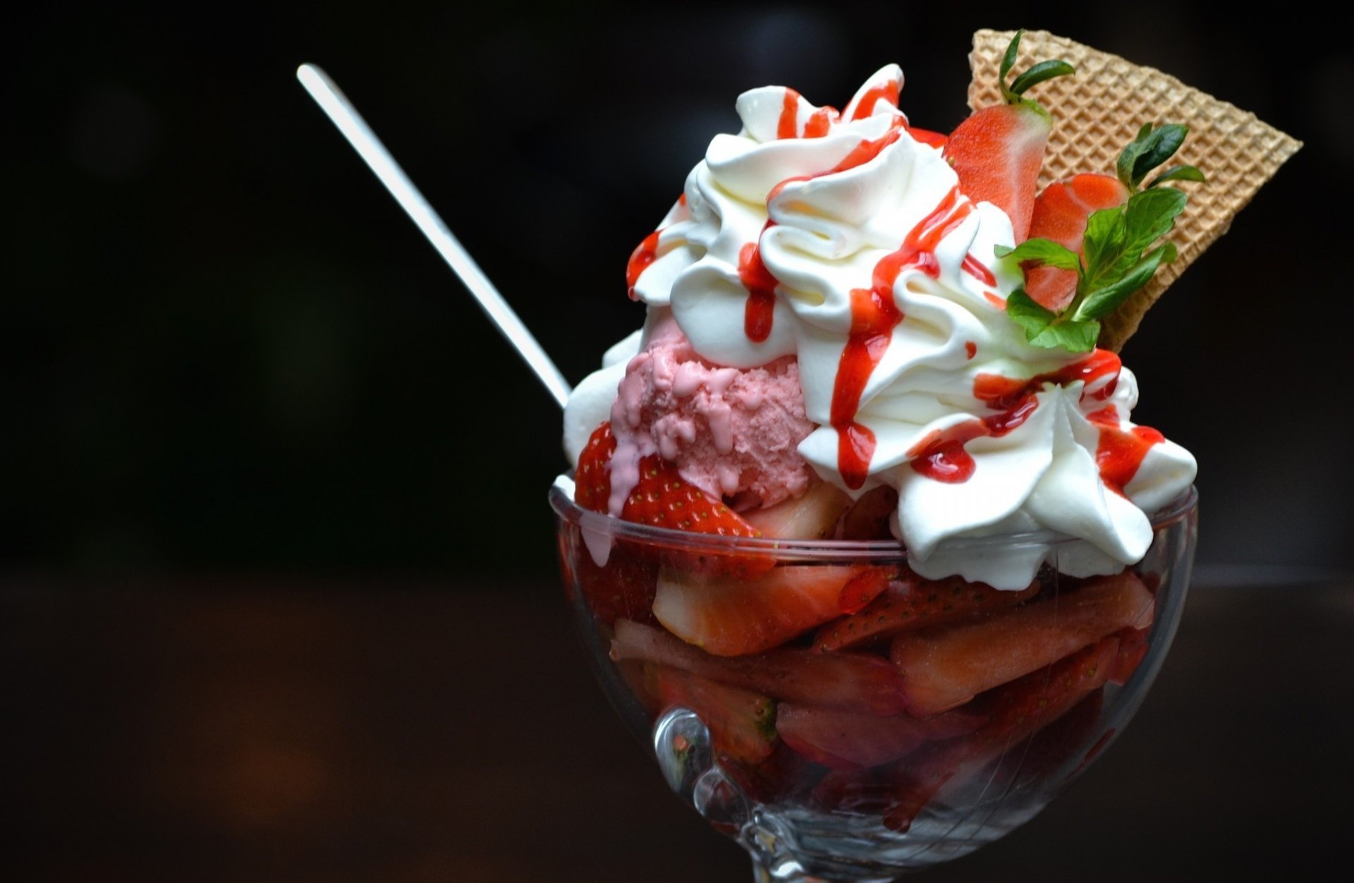 essen süß dessert eis füllung erdbeere erdbeere beere blatt unschärfe hintergrund tapete widescreen vollbild widescreen widescreen