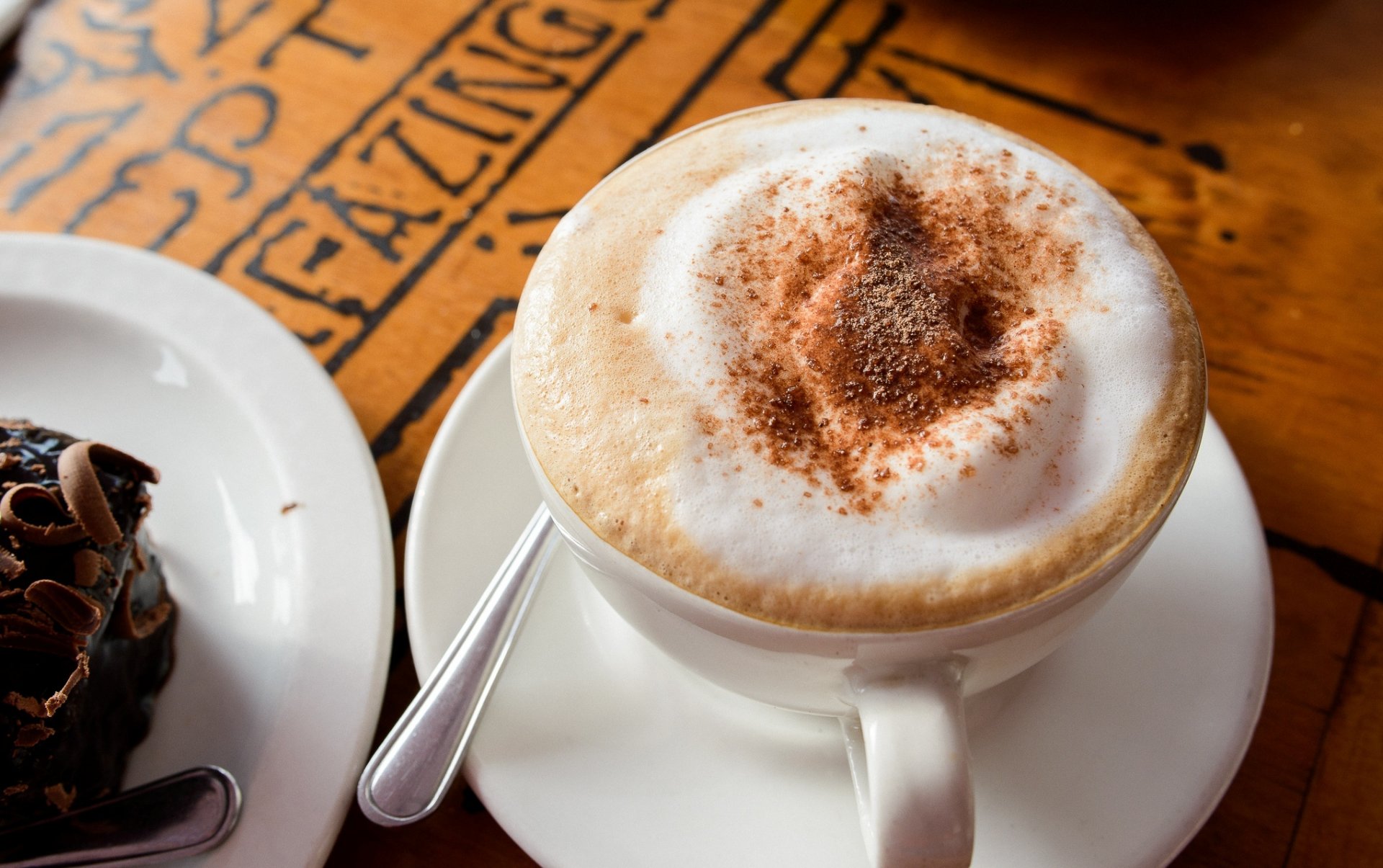 cappuccino caffè latte schiuma cioccolato bevanda tazza piattino cucchiaio piatto torta