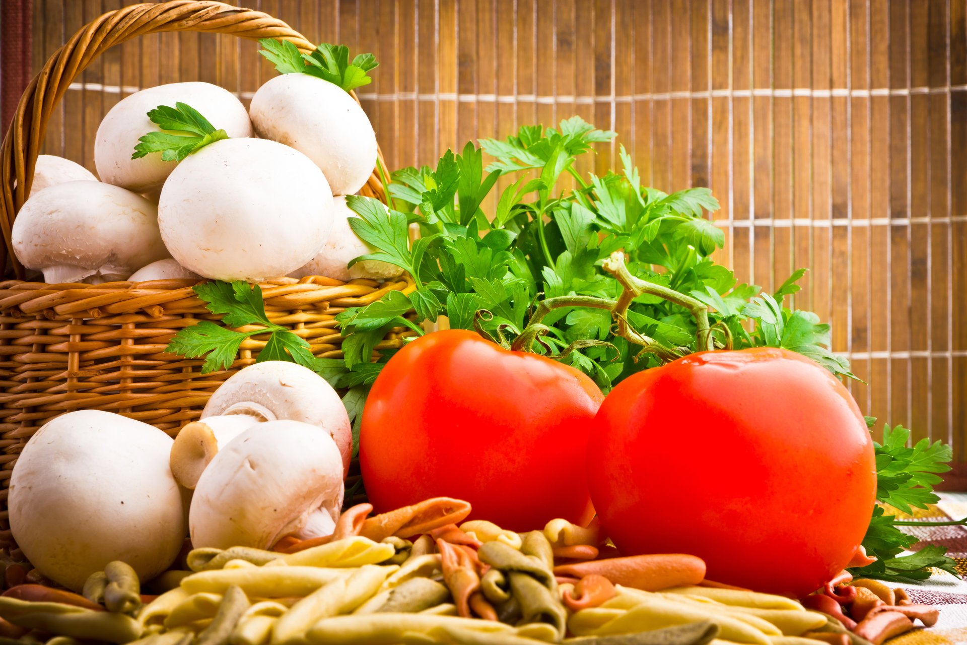 cesta tomates champiñones champiñones verduras